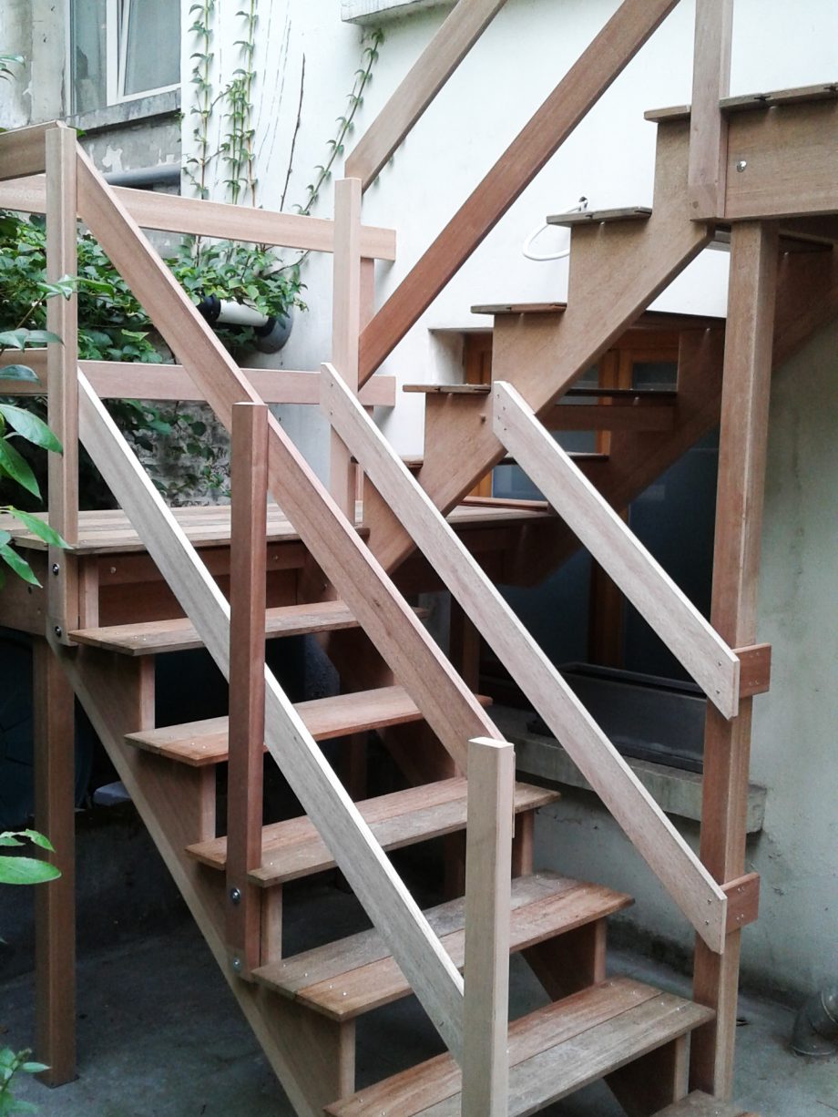 Cage d’escalier pour descendre au jardin