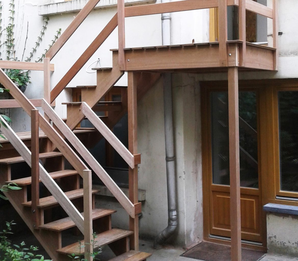 Cage d'escalier en bois extérieur