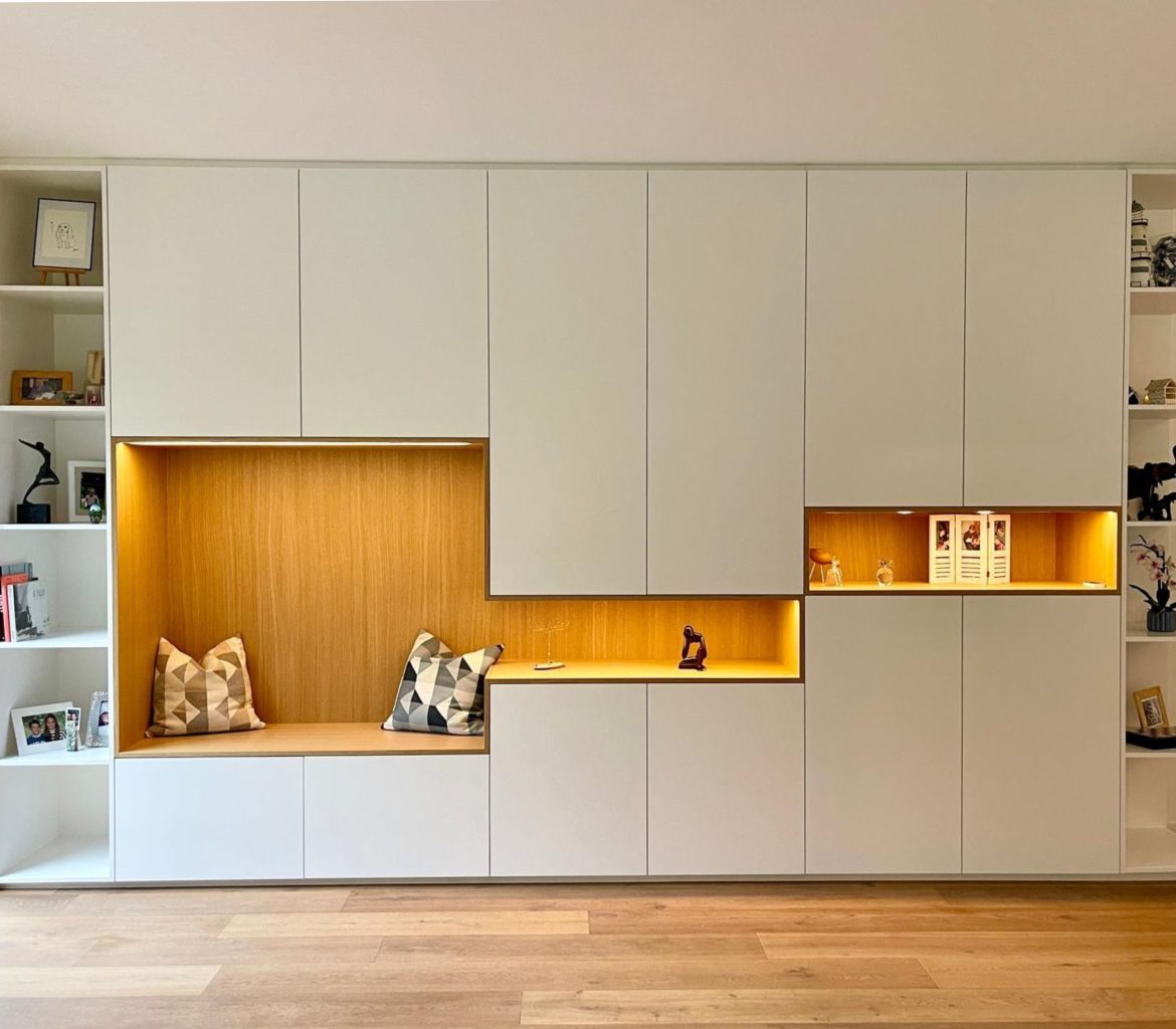 Bibliothèque en placage chêne et MDF peint