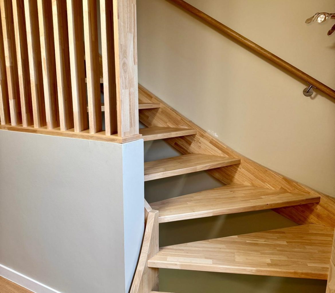 Escalier en rubberwood lamellé collé