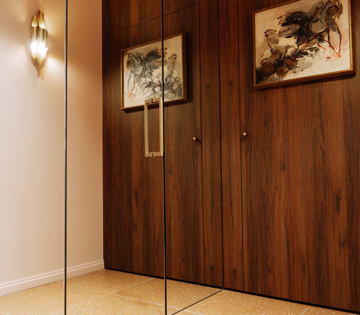Porte invisible recouverte d'un miroir
